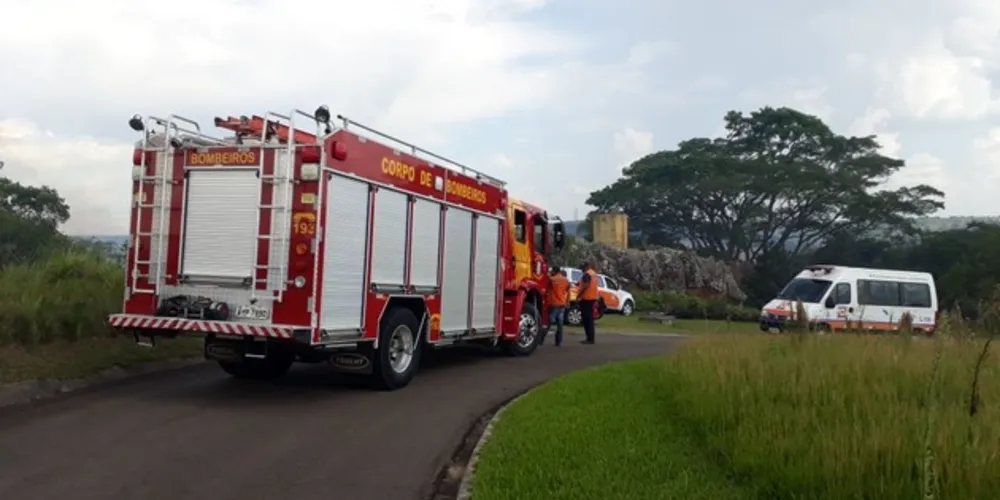Equipes se revezam no combate às chamas, trabalho que já passa de 28 horas