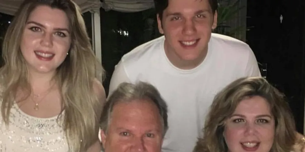 BODAS DE ALEXANDRITA – Dagmar e Elis Moss festejaram na última quarta-feira (30), bodas de Alexandrita, seus 26 anos de feliz união. Conhecida como olho de gato, essa rara pedra é uma esmeralda de dia, e um Rubi de noite, ou seja, traz a simbologia do amor que se transmuta com o tempo e sempre se reinventa. No registro os frutos desse amor, o casal Dagmar e Elis e os filhos Vitória e Lucas Moss. Da coluna RC os desejos de muita saúde e amor e a contínua cumplicidade ao casal amigo.