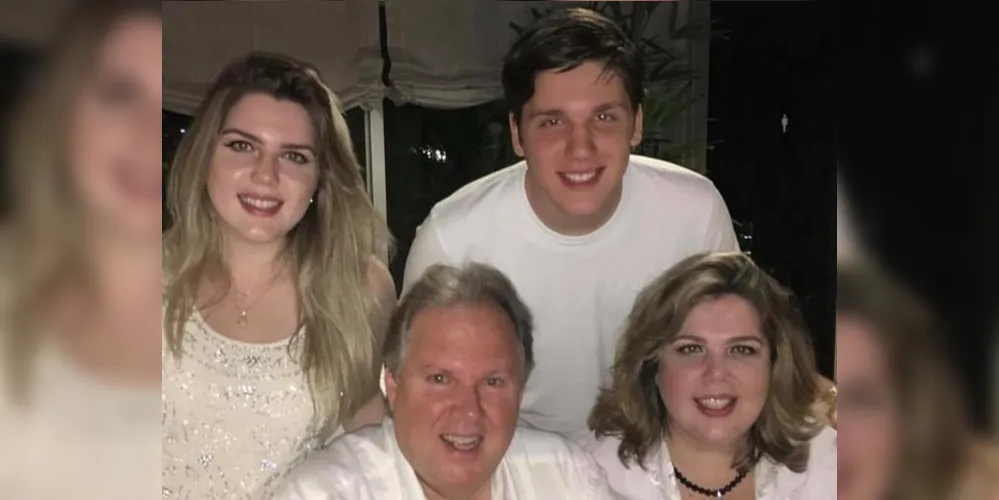 BODAS DE ALEXANDRITA – Dagmar e Elis Moss festejaram na última quarta-feira (30), bodas de Alexandrita, seus 26 anos de feliz união. Conhecida como olho de gato, essa rara pedra é uma esmeralda de dia, e um Rubi de noite, ou seja, traz a simbologia do amor que se transmuta com o tempo e sempre se reinventa. No registro os frutos desse amor, o casal Dagmar e Elis e os filhos Vitória e Lucas Moss. Da coluna RC os desejos de muita saúde e amor e a contínua cumplicidade ao casal amigo.