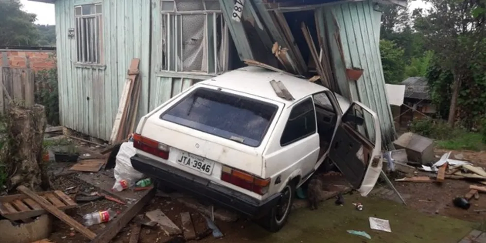 Imagem ilustrativa da imagem ‘Invasão’ de casa em acidente deixa cinco feridos