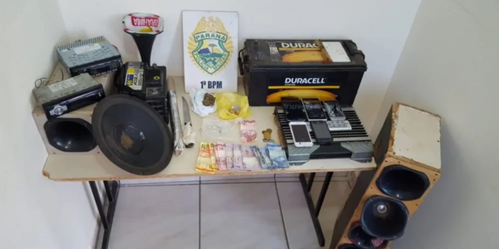 Imagem ilustrativa da imagem Rapaz é preso com rádios, celulares e baterias furtadas