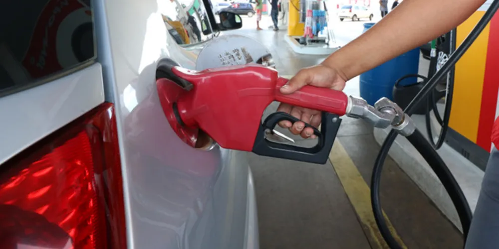 Combustível é vendido pelas distribuidoras aos postos por mais do dobro do valor 
