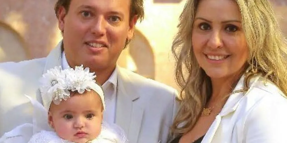 MARIA EDUARDA 1 ANO - Dizem que a chegada de um filho altera a vida de um casal e passa a ter um coração que vive fora do peito. Pois o coração do querido casal Duda Parucker e Thais Cury chama-se Maria Eduarda. A princesa festeja nesse sábado (2), seu primeiro ano de vida. A festa organizada com esmero pela mamãe Thais, leia-se Princess Eventos, promete ser uma super celebração para marcar o início de fevereiro e reunir familiares e amigos da família Cury e Parucker em torno da sua pequena flor. Desde sua chegada, Duda, como é carinhosamente chamada pelos íntimos, trouxe alegria, luz e uma nova rotina na vida dos pais Thais e Duda. Graciosa e com um olhar curioso, a pequena encanta a todos por onde passa esbanjando simpatia. Da coluna RC os desejos de alegrias e saúde para a aniversariante e seus pais.

