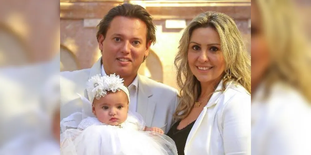 MARIA EDUARDA 1 ANO - Dizem que a chegada de um filho altera a vida de um casal e passa a ter um coração que vive fora do peito. Pois o coração do querido casal Duda Parucker e Thais Cury chama-se Maria Eduarda. A princesa festeja nesse sábado (2), seu primeiro ano de vida. A festa organizada com esmero pela mamãe Thais, leia-se Princess Eventos, promete ser uma super celebração para marcar o início de fevereiro e reunir familiares e amigos da família Cury e Parucker em torno da sua pequena flor. Desde sua chegada, Duda, como é carinhosamente chamada pelos íntimos, trouxe alegria, luz e uma nova rotina na vida dos pais Thais e Duda. Graciosa e com um olhar curioso, a pequena encanta a todos por onde passa esbanjando simpatia. Da coluna RC os desejos de alegrias e saúde para a aniversariante e seus pais.

