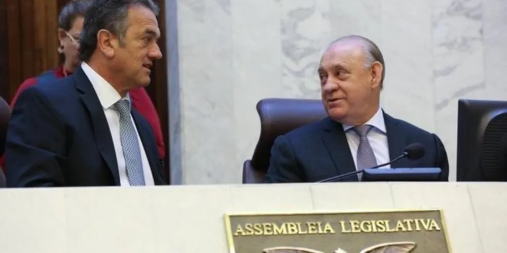 Com Plauto Miró (esq.) na vice-presidência, Ademar Traiano é reconduzido para administrar a Assembleia