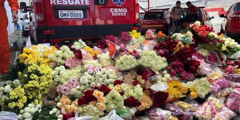 Muitas pessoas levaram flores para homenagear as vítimas da tragédia em Brumadinho