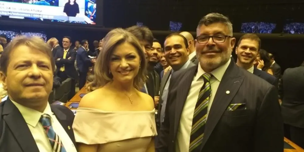Aline Sleutjes posa ao lado dos deputados Bibo Nunes (esq.) e Alexandre Frota