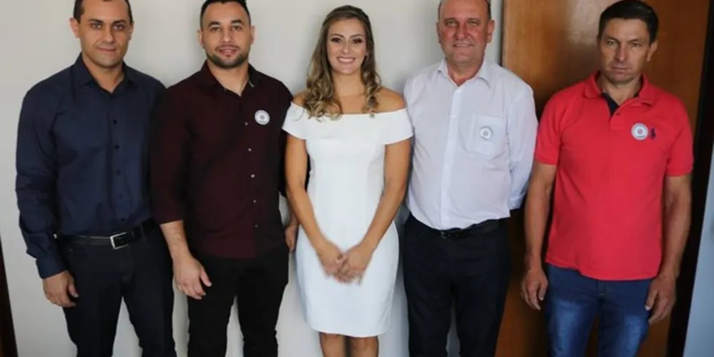 Ela recebeu os representantes municipais, amigos, familiares e equipe de trabalho em seu gabinete