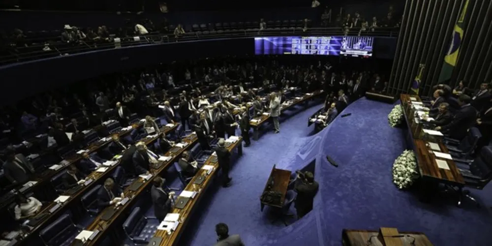 Em um discurso inflamado e indignado, o senador Renan Calheiros (MDB-AL) anunciou a retirada de sua candidatura à presidência do Senado