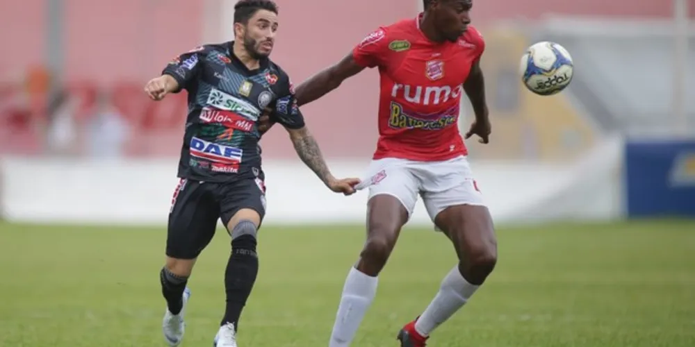 Três substituições em cada equipe ao longo do jogo, que termina empatado