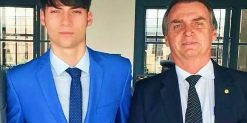 Imagem ilustrativa da imagem Filho mais novo de Bolsonaro chama a atenção na internet