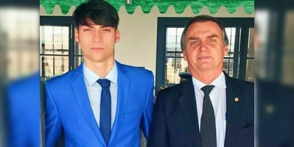 Imagem ilustrativa da imagem Filho mais novo de Bolsonaro chama a atenção na internet