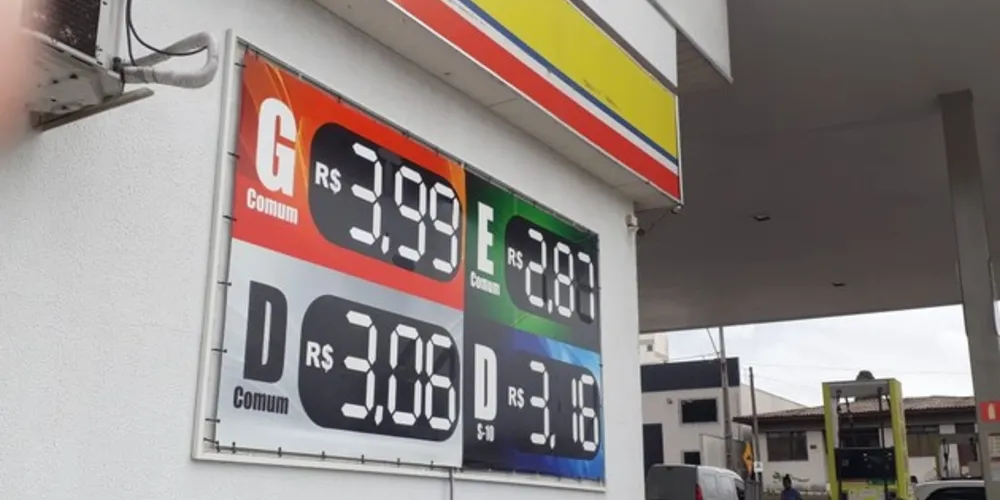 Imagem ilustrativa da imagem Gasolina volta a custar menos de R$ 4 nos postos de PG