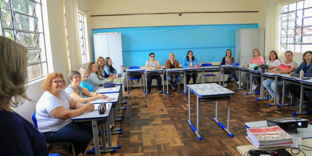 Professores e profissionais das 145 unidades realizaram as primeiras reuniões nesta segunda-feira (4)