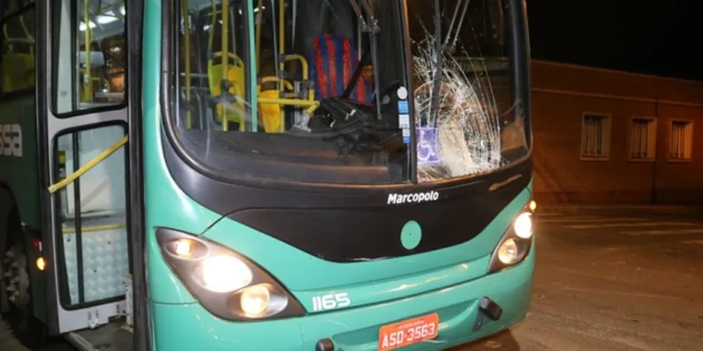 Imagem ilustrativa da imagem Rapaz de moto se fere ao colidir com ônibus em Uvaranas