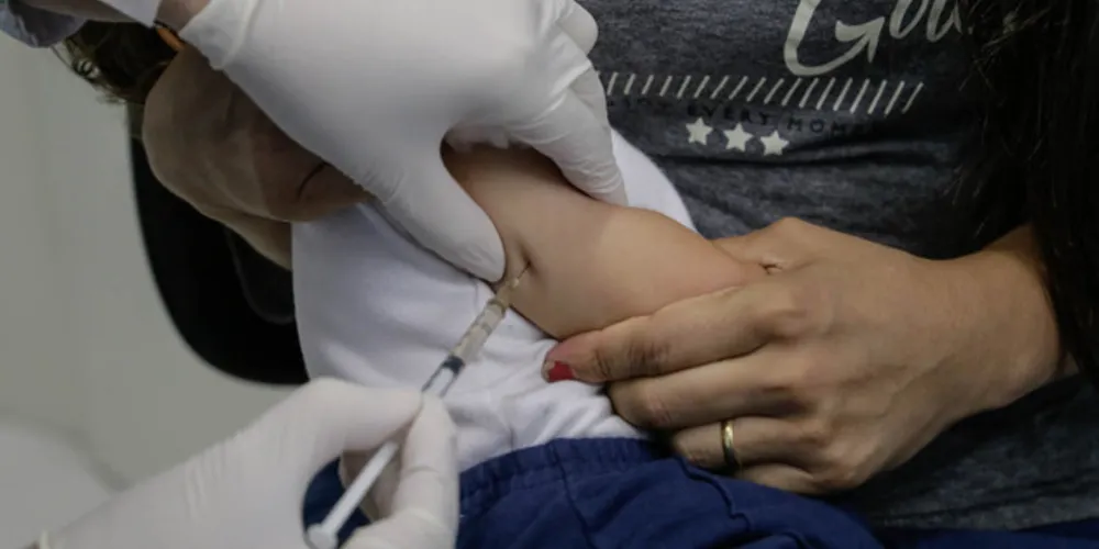 A coqueluche é transmitida através do contato direto da pessoa doente com pessoa suscetível