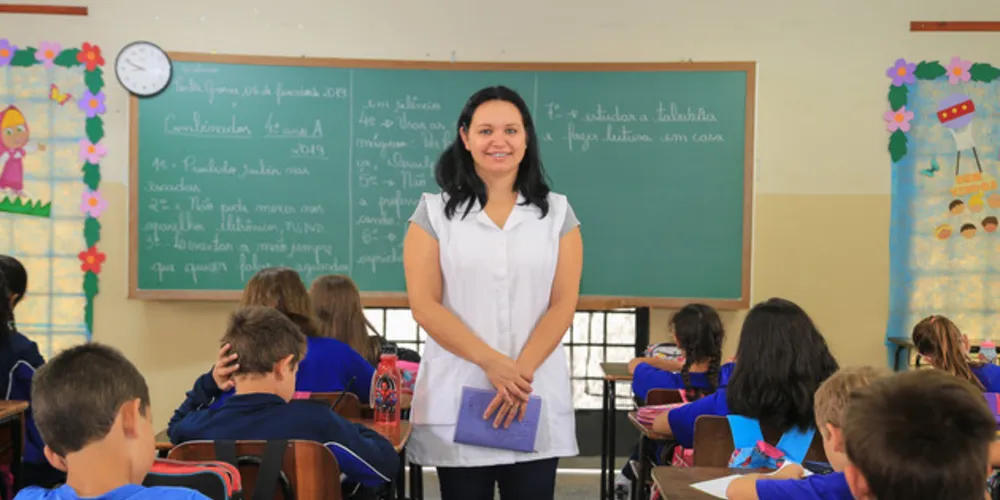 Novos professores foram contratados para atender os alunos em tempo integral.