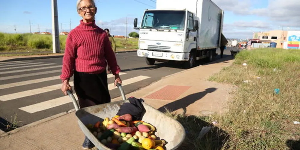 O projeto estimula a separação de lixo reciclável para trocar por frutas e verduras