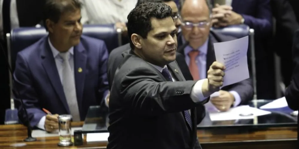 Embora estivessem presentes os 81 senadores, foram colocados 82 votos na urna