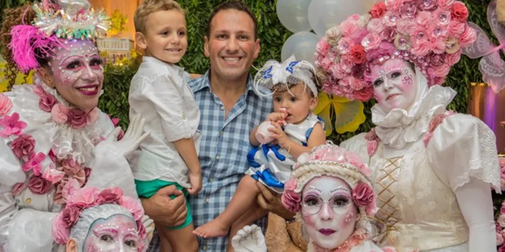 DESTAQUE - No registro especial, André Cury com o filho Felipe Cury e a afilhada Maria Eduarda Parucker.