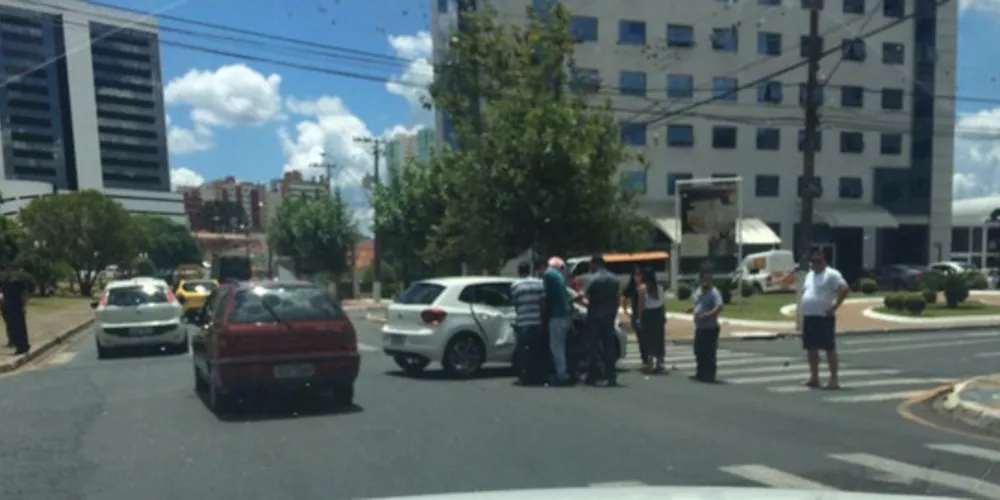 Colisão aconteceu na rua Jacob Holzmann no sentido bairro-centro