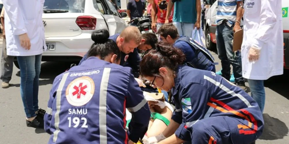 Equipes do Samu estiveram no local para prestar atendimento à vítima