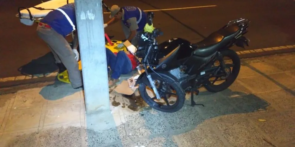 Motocicleta ficou com a frente bastante destruída
