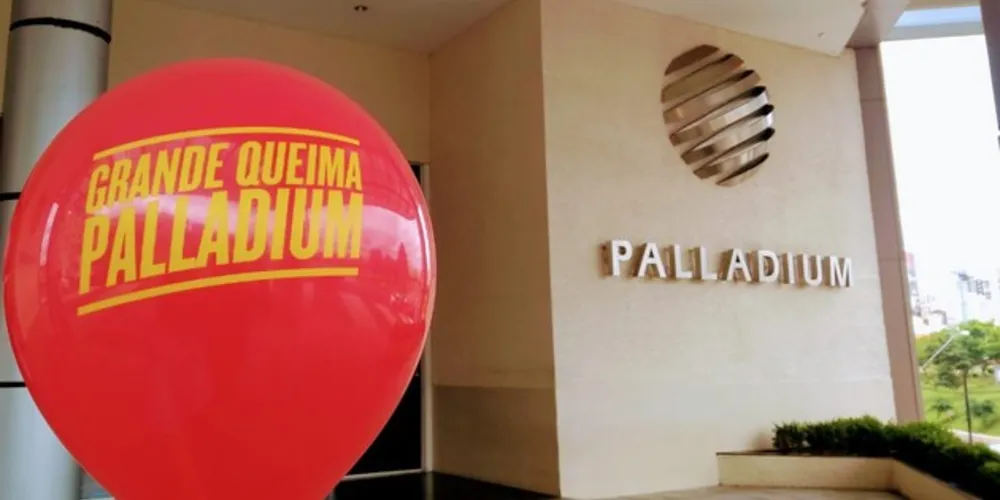 As lojas participantes da campanha estão identificadas com adesivo na vitrine