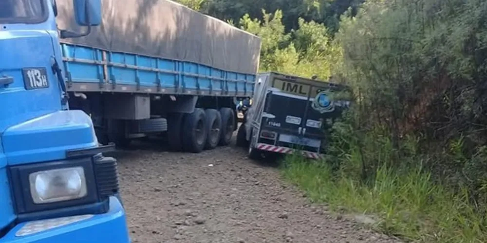 Viatura atingiu a traseira do caminhão