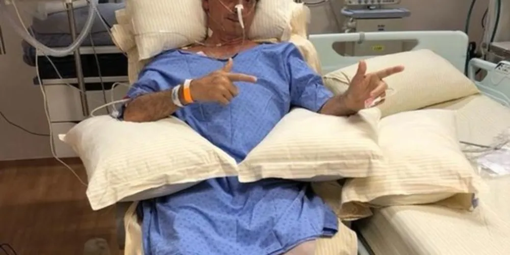 Imagem ilustrativa da imagem Em recuperação, Bolsonaro faz caminhada pelo hospital