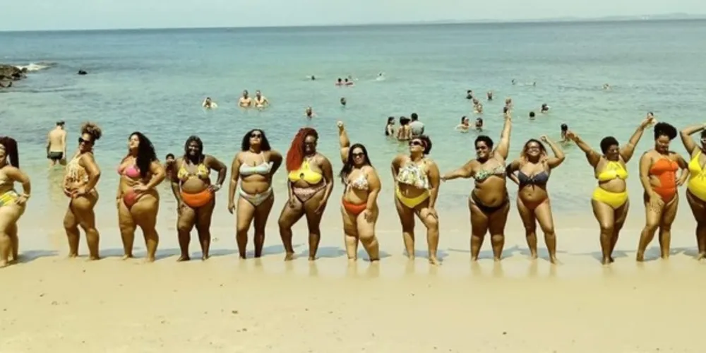 Há três anos fazendo ações, o movimento surgiu em 2016. Neste domingo (10), as mulheres foram até o Porto da Barra, em Salvador. 