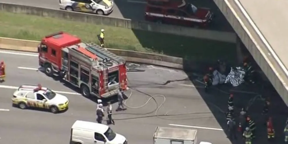 Pelo menos duas pessoas morreram no acidente, segundo o Corpo de Bombeiros
