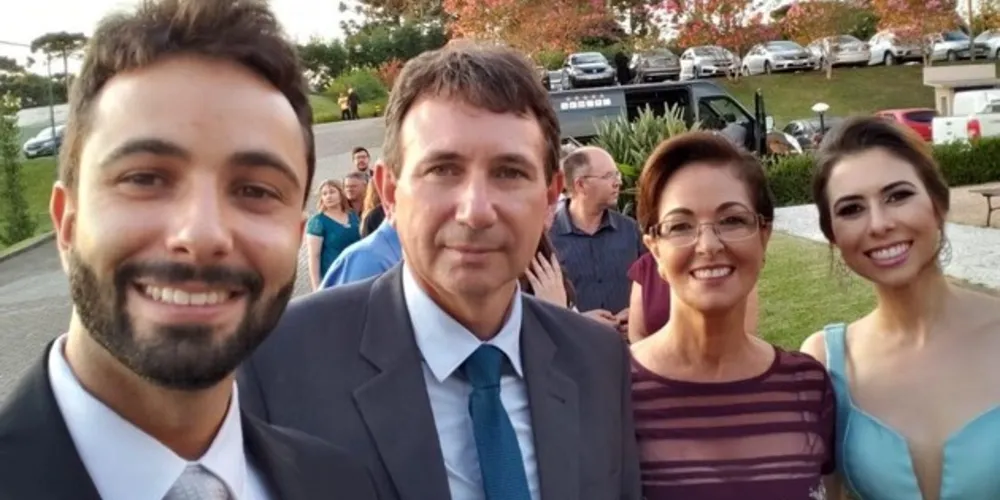 REGISTRO – Especialmente para a coluna, a família Tudela Haberland em recente evento familiar. No registro, destaque para Gustavo, Jorge, Inês e Nara.