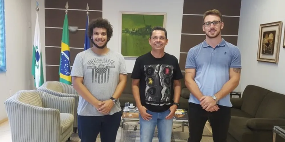 Vereador esteve, ao lado de assessor, com o reitor Miguel Sanches Neto