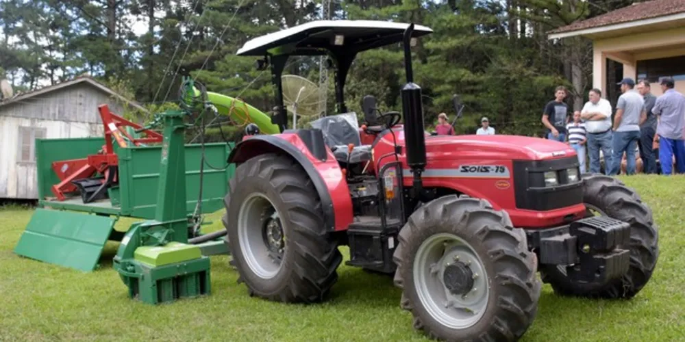 Imagem ilustrativa da imagem Produtores de Piraí do Sul recebem implementos agrícolas