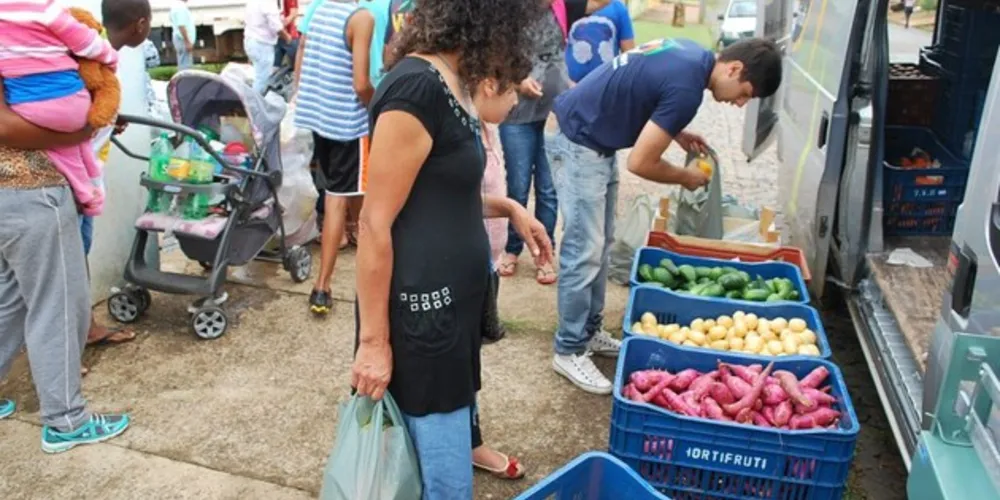 O 'Troca Saudável' é um projeto da Prefeitura de Carambeí e faz o escambo de material reciclável por hortifruti.