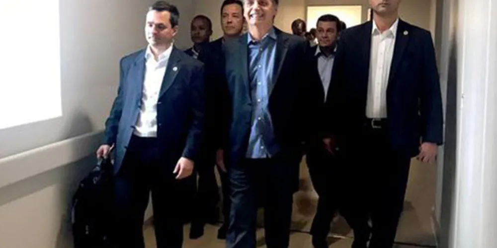 Imagem ilustrativa da imagem Bolsonaro chega a Brasília depois de deixar hospital