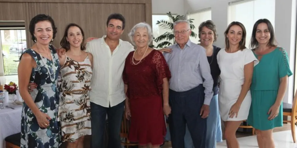 BODAS DE DIAMANTE – O casal Wilson J. Comel e Nelsina Damo Comel celebraram no último domingo(10) ao lado de seus familiares e amigos seus 60 anos de casados, bodas de diamante. O diamante é o pico da maturidade do cristal. A pedra é considerada um mineral de excelência e é símbolo do poder espiritual invencível e inalterável.
O elemento foi escolhido para nomear as bodas de 60 anos de casamento porque o casal se encontra no ápice da maturidade tal como a pedra. No registro, o casal com os filhos, Denise Damo Comel, Martha Comel Boschirolli, Marcos Damo Comel, Neide Damo Comel, Lorena Damo Comel e Paola Comel Gormanns. Da coluna RC os votos de muitas felicidades para este casal que serve de inspiração para todos nós.

