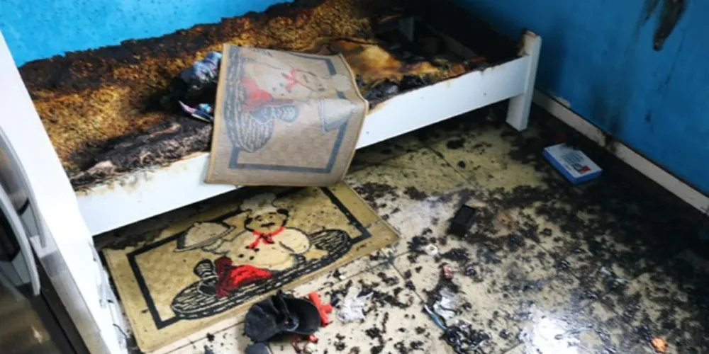 Sinais de arrombamento e objetos pessoais espalhados pela casa contribuem para a hipótese de incêndio criminoso