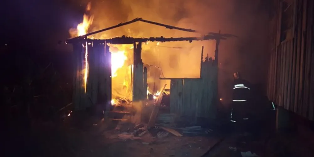 Vítima estava sozinha em casa e não conseguiu sair a tempo do imóvel