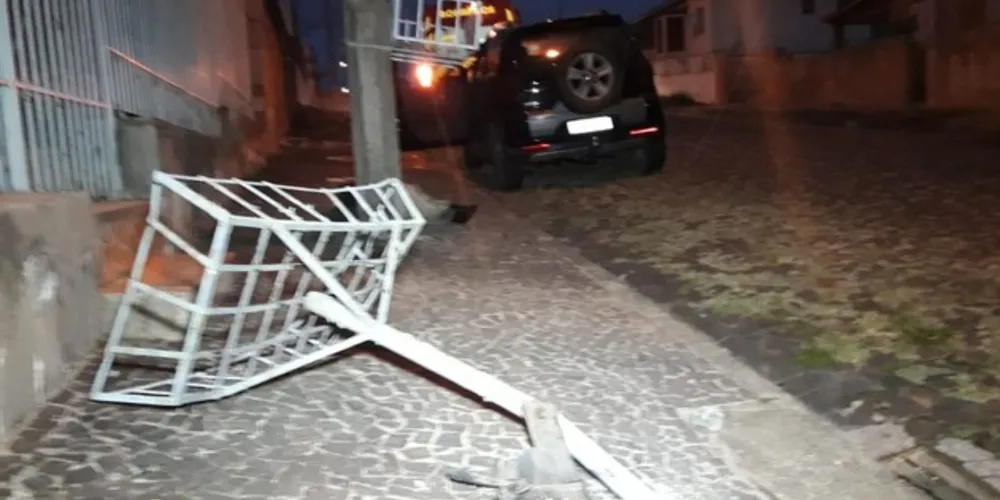 Condutor do carro foi levado ao hospital com lesões consideradas moderadas