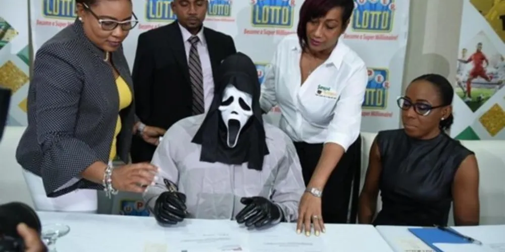 Imagem ilustrativa da imagem Ganhador de loteria recebe prêmio com máscara do Pânico