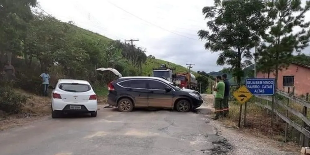 Bandidos deixaram veículo atravessado na estrada do Vale da Ribeira, no interior de São Paulo