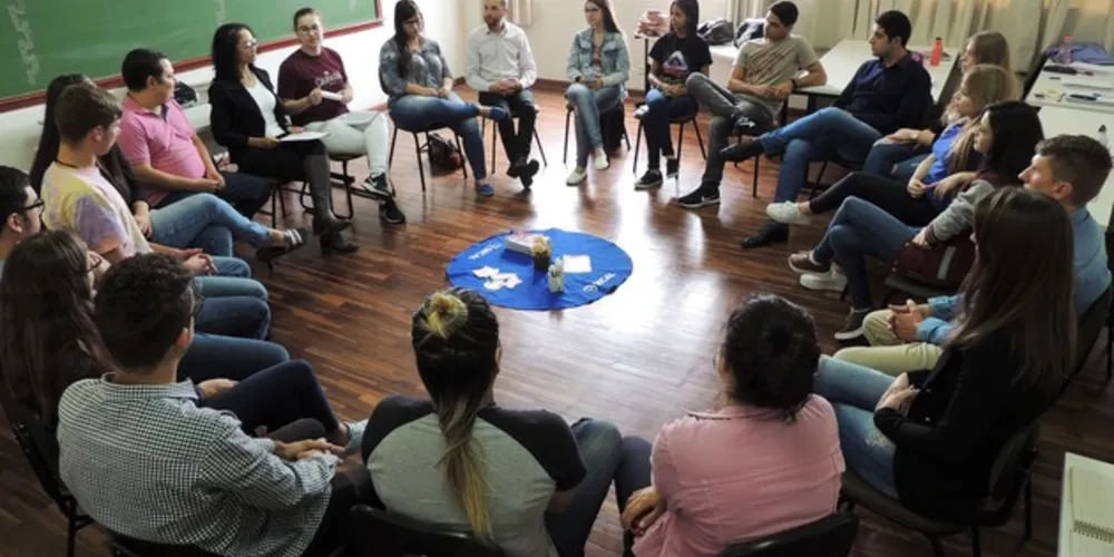 Durante a atividade os alunos tem a oportunidade de falar sobre os diversos temas de debate, sem interrupções ou questionamento