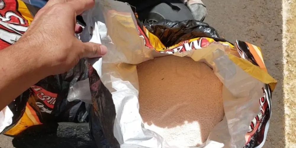 Policiais encontraram duas embalagens de substâncias granuladas utilizadas para a confecção de explosivos