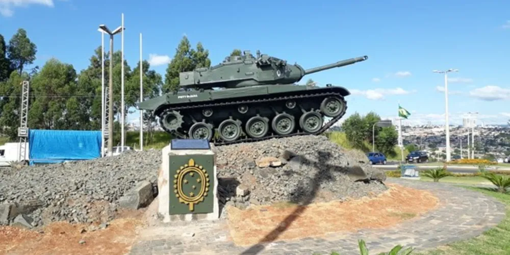 Imagem ilustrativa da imagem Exército doa blindado pelos 95 anos de presença em PG