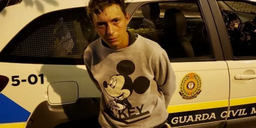Imagem ilustrativa da imagem Jovem que teve a testa tatuada em 2017 é preso novamente