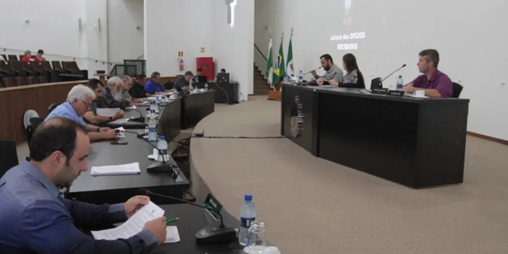 Sessão extraordinária foi realizada na manhã desta sexta-feira