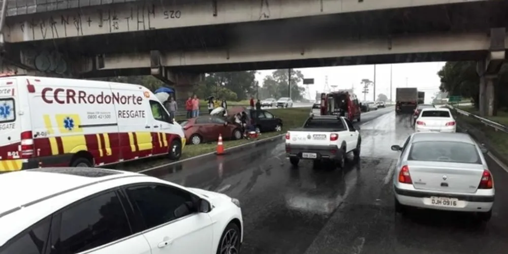 Imagem ilustrativa da imagem Carro tenta desviar de acidente e atropela três em viaduto