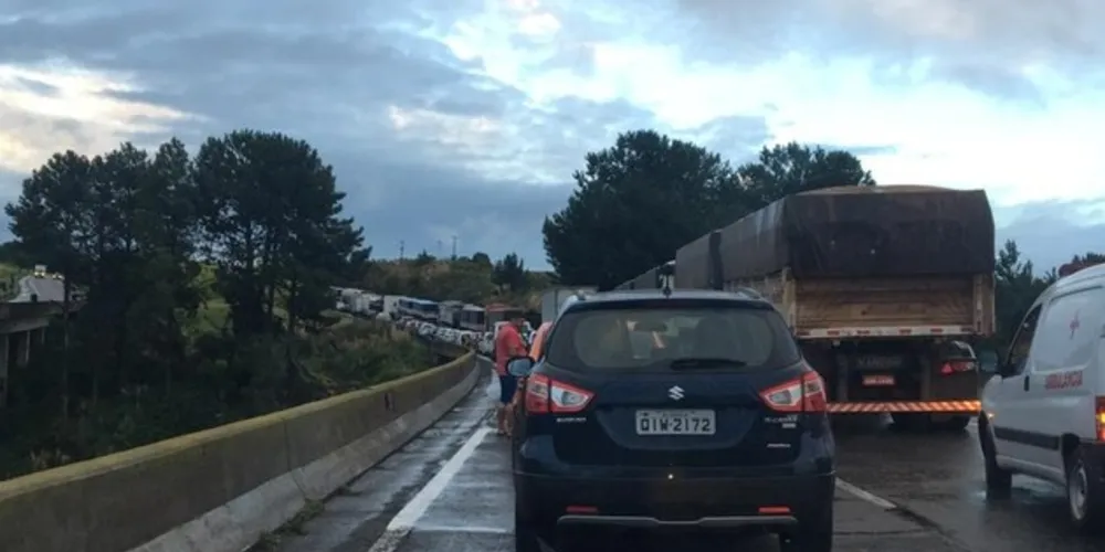 Pista sentido Curitiba-Ponta Grossa ficou interditada